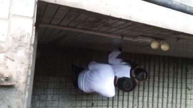 高中恩爱小情侣楼顶偷情啪啪，后入艹了好一会儿才发现被偷拍了，果断拔吊分开，属实棒打鸳鸯了呀！