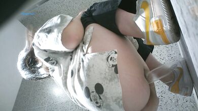 餐厅女厕全景偷拍多位美女嘘嘘❤️还有几个不错的美少妇2 (7)