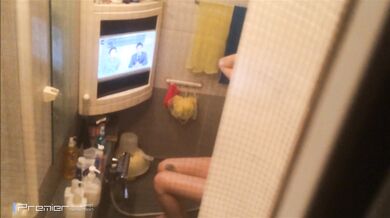 大神冒死爬窗偷窥一边洗澡一边看节目的小姐姐