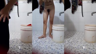 坚挺美乳小妹水舀子洗澡